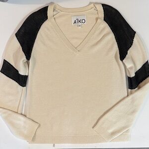 AIKO brand clothing v neck sweater top size Medium